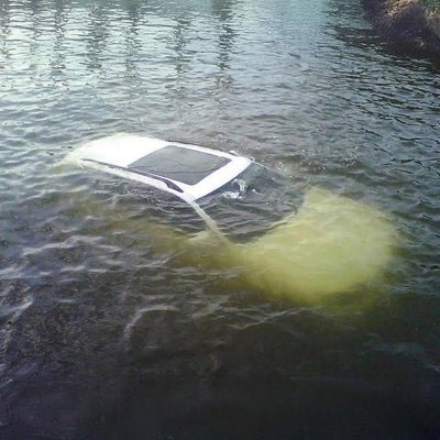 Coche en el agua
